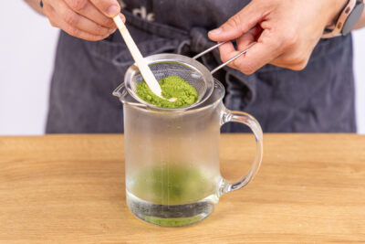 Matcha Pulver in Wasser auflösen