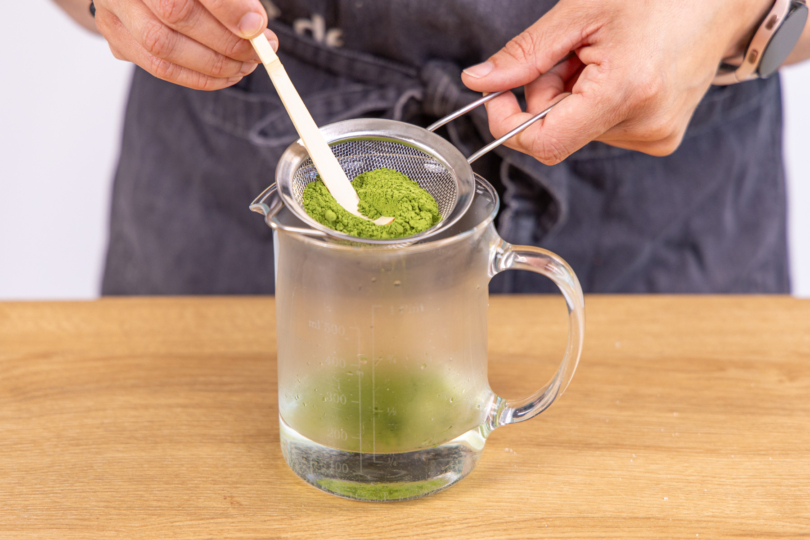 Matcha Pulver in Wasser auflösen