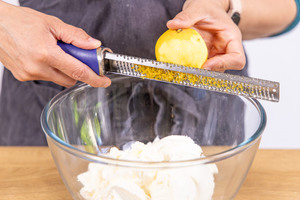 Zitronenschale abreiben