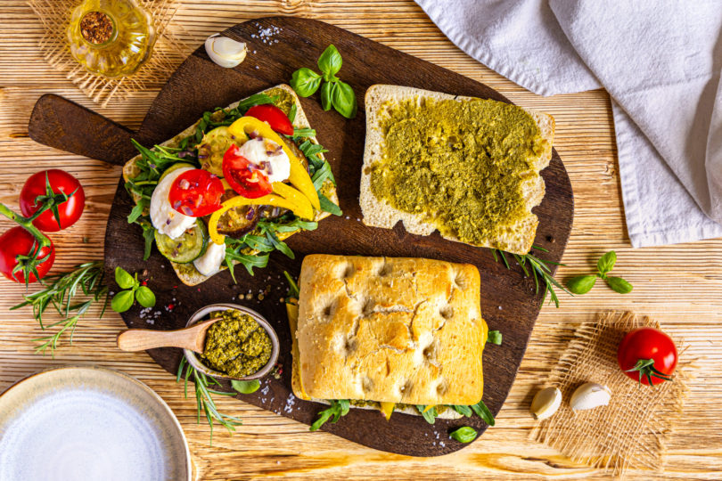 Mediterranes Focaccia-Sandwich mit Pesto und Mozzarella