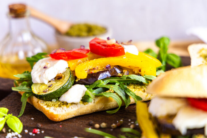 Mediterranes Focaccia-Sandwich mit Gemüse