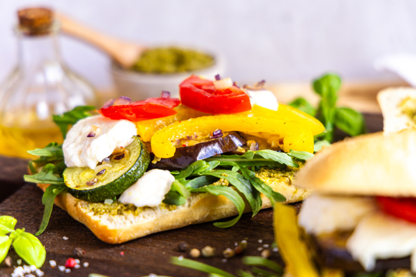 Mediterranes Focaccia-Sandwich mit Gemüse
