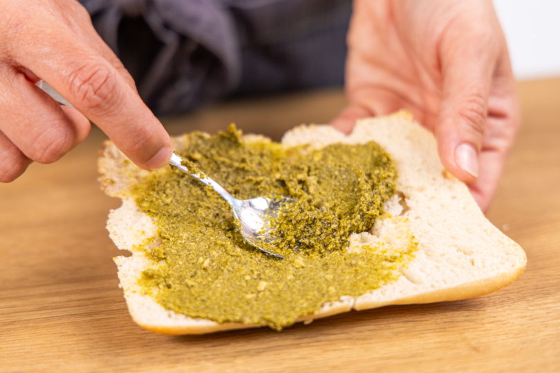 Focaccia-Sandwich mit Pesto bestreichen