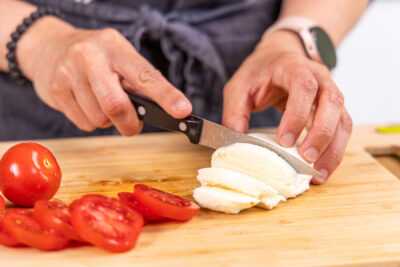 Mozzarella in Scheiben schneiden