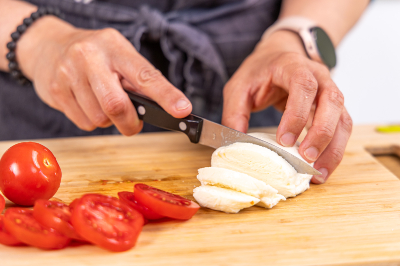 Mozzarella in Scheiben schneiden