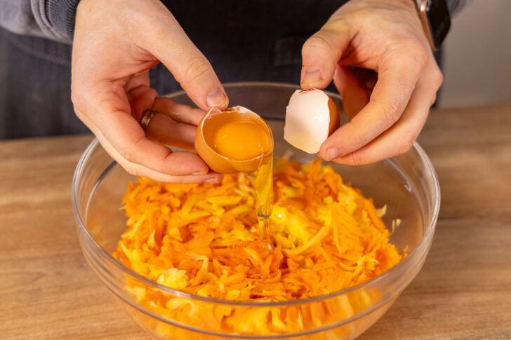 Eier in Masse schlagen.