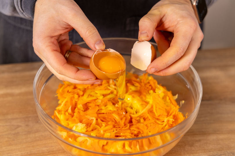 Eier in Masse schlagen.