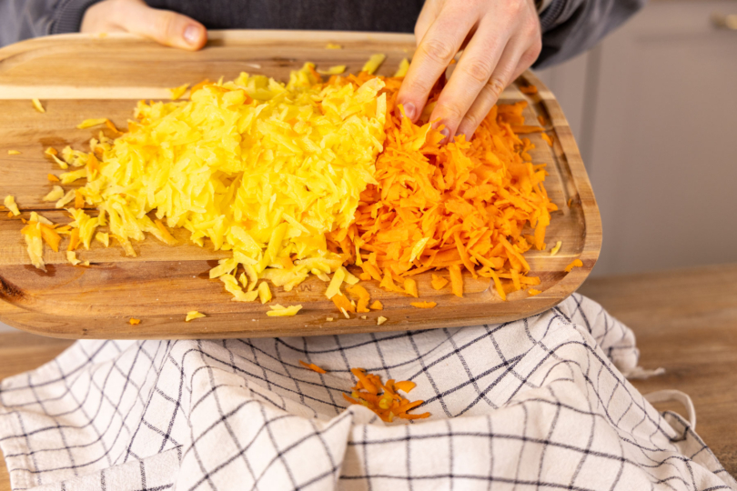 Kartoffeln und Karotte in Tuch geben.