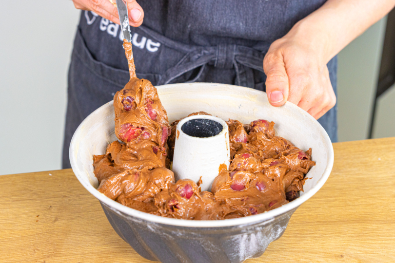 Tein in die Gugelhupfform geben