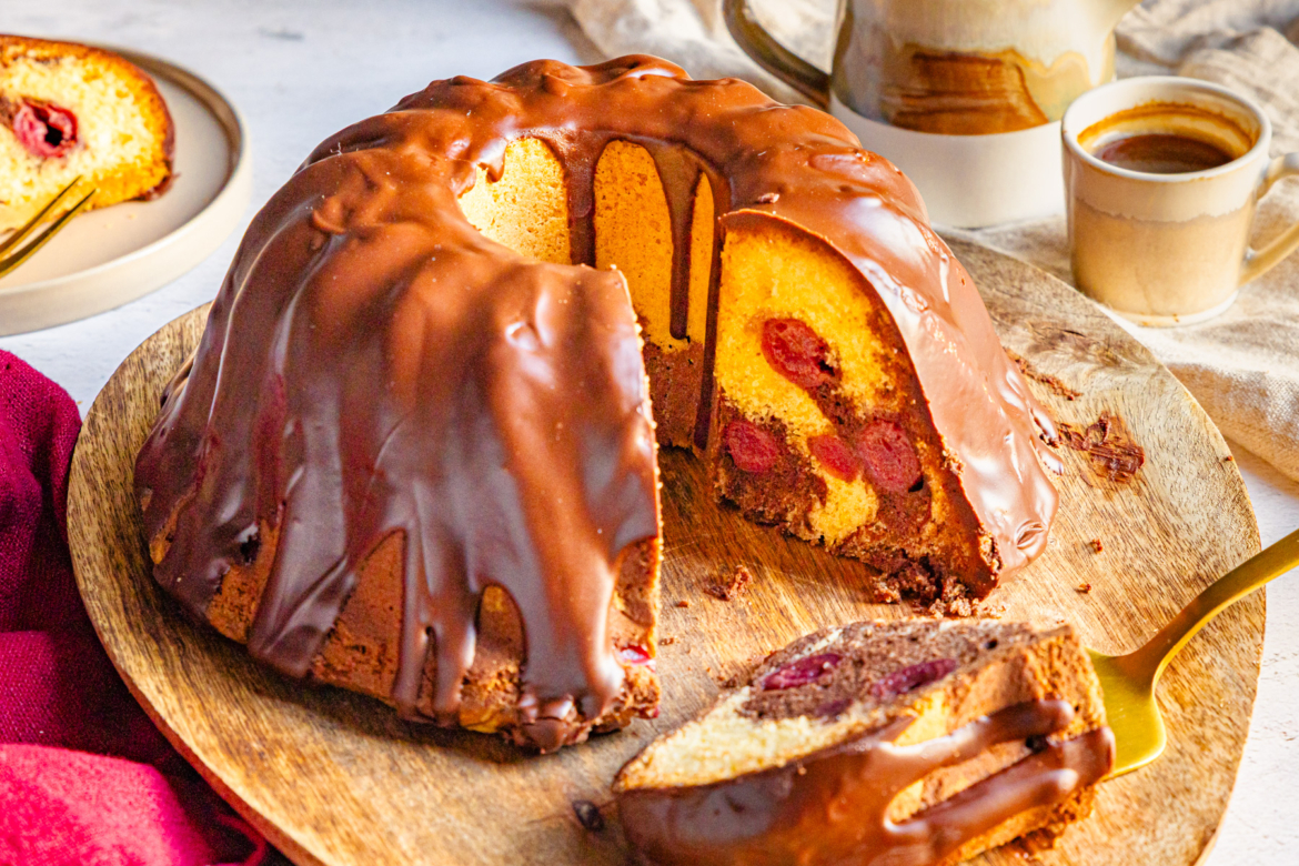 Marmorkuchen mit Kirschen