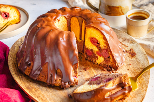 Marmorkuchen mit Kirschen