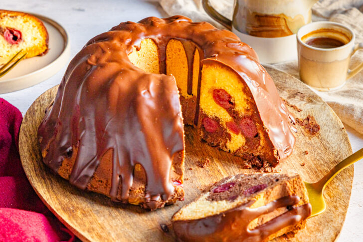 Marmorkuchen mit Kirschen