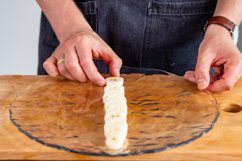 Bananenscheiben länglich anrichten