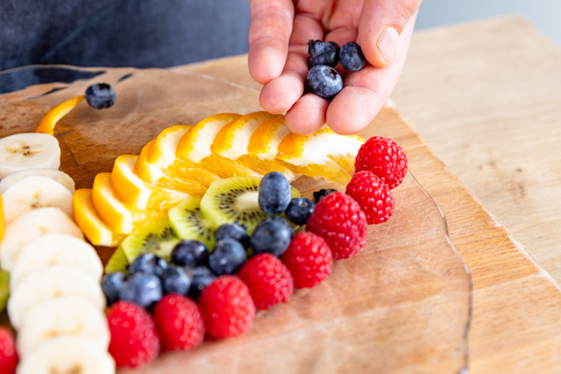 Obst zu Flügeln anrichten