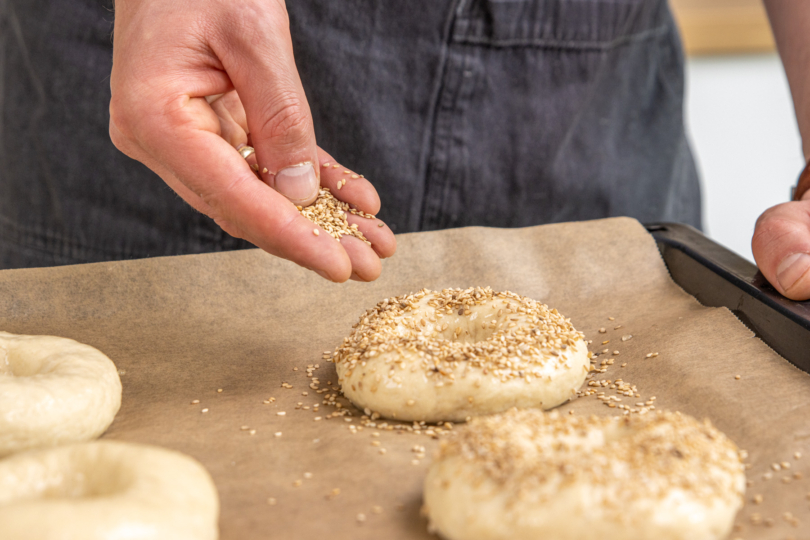 Bagels mit Sesam bestreuen