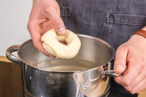 Bagel in die Natronlauge geben