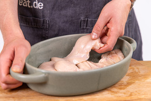 Fleisch in eine Auflaufform legen