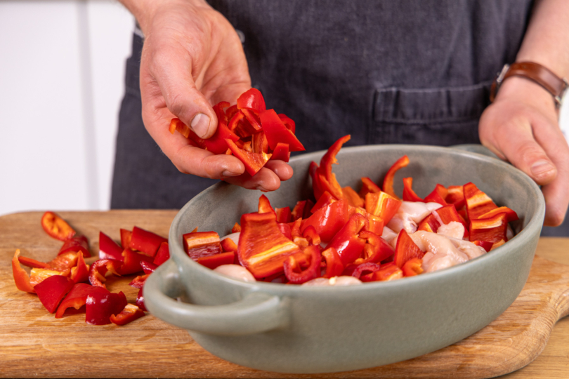 Paprika über dem Fleisch verteilen