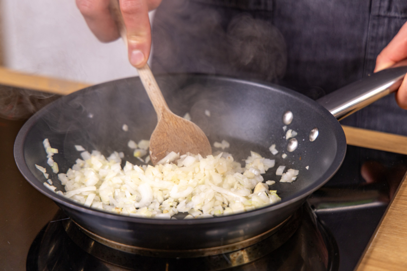 Zwiebel- und Knoblauchwürfel anbraten