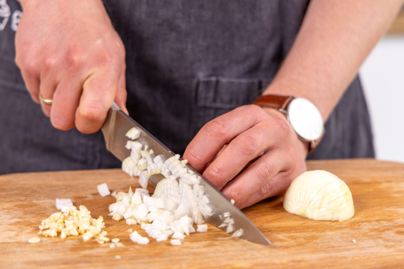 Zwiebel und Knoblauch fein würfeln