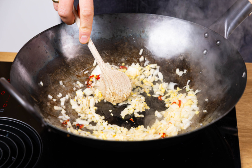 Ingwer,Chili und Zwiebel in Sesamöl anschwitzen