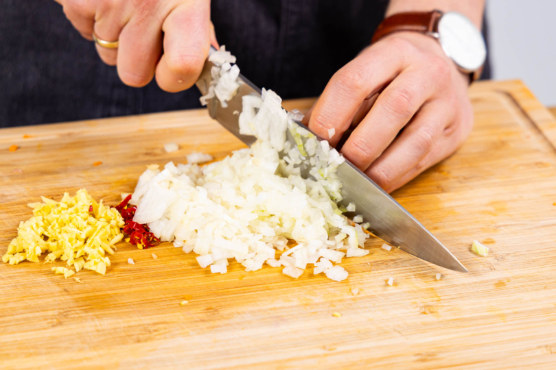 Ingwer,Chili und Zwiebel hacken