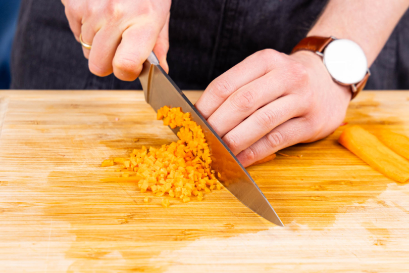 Karotten und Paprika fein hacken
