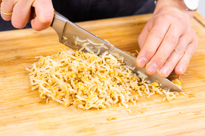 Mungobohnensprossen hacken und in die Suppe geben