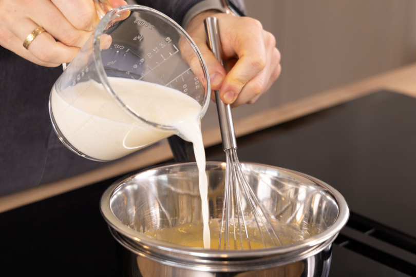 Milch dazugießen.