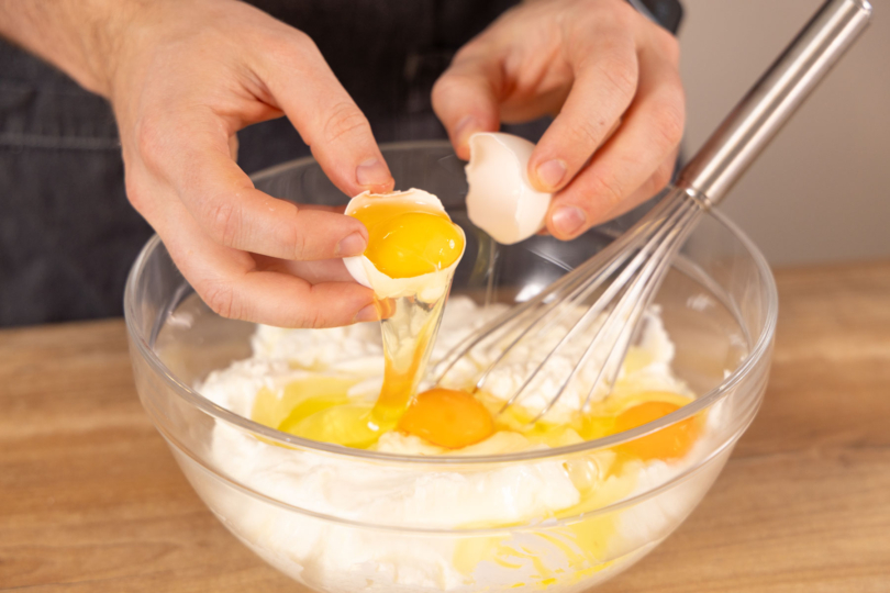 Eier dazugeben.