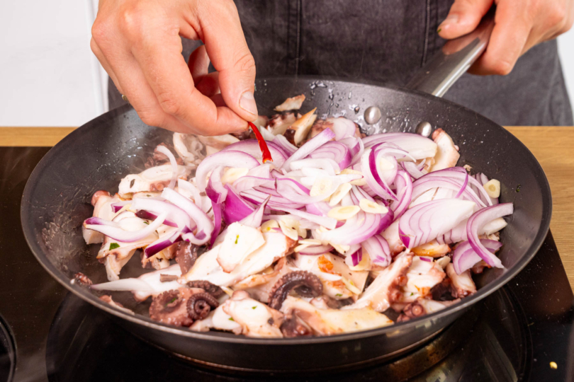 Zwiebeln, Knoblauch und Chili mit anbraten