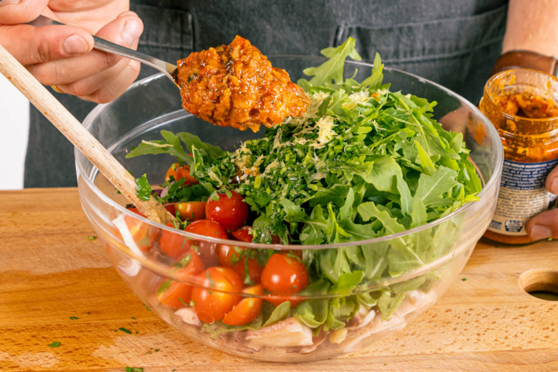 Pesto unterrühren und Pulposalat abschmecken