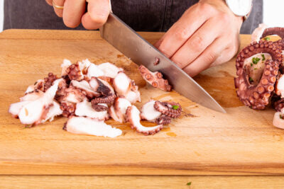 Pulpo in mundgerechte Stücke schneiden