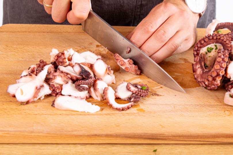 Pulpo in mundgerechte Stücke schneiden