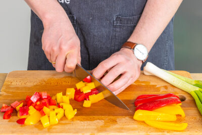 Paprika in Würfel schneiden