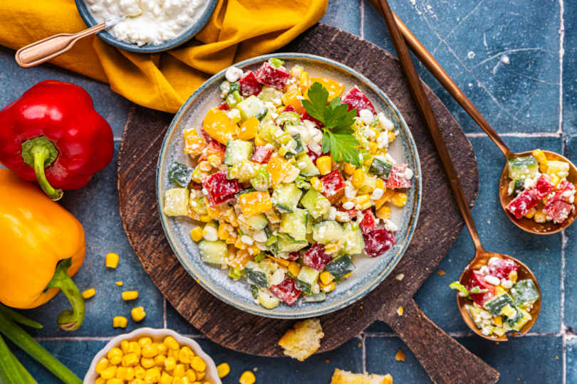 Salat mit körnigem Frischkäse frisch zubereitet