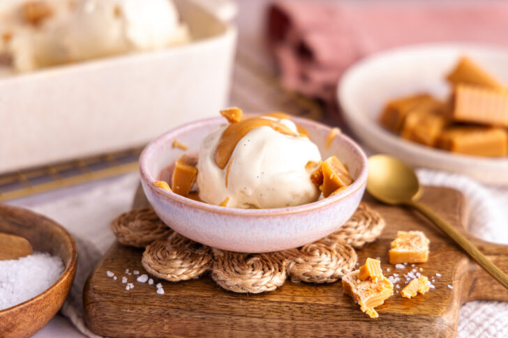 Salted Caramel Eis servieren