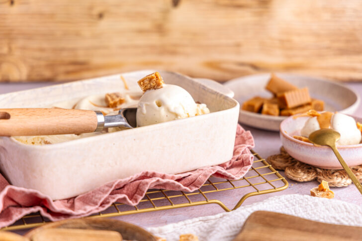 Salted Caramel Eis mit Caramel Fudge