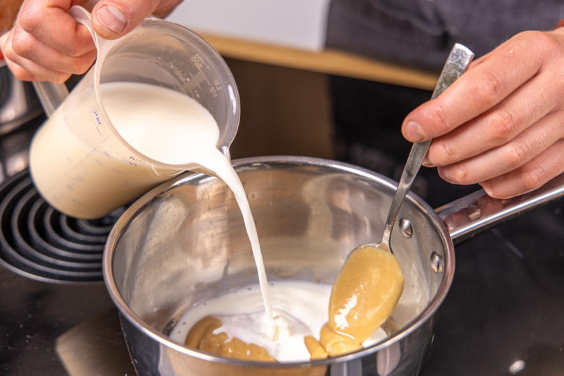 Milch dazu gießen