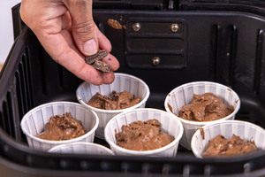 Schoko-Muffins aus der Heißluftfritteuse mit Schokolade toppen