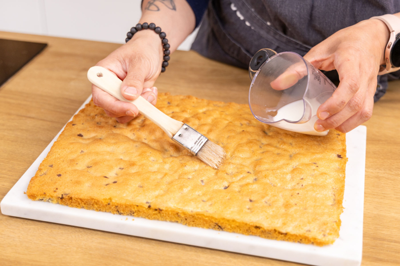 Boden für Schultafelkuchen mit Milch tränken