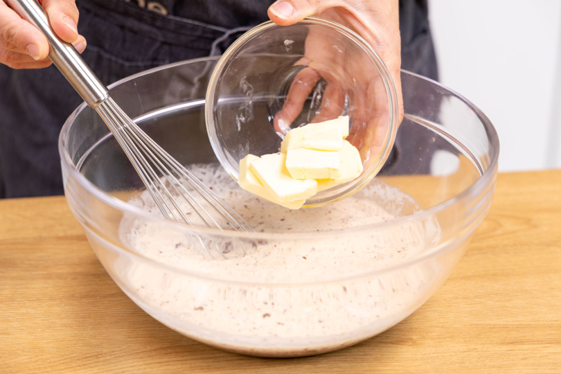 Butter zum Teig geben