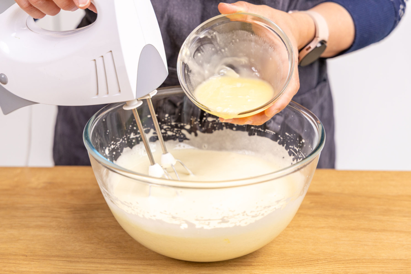 Butter zum Teig geben