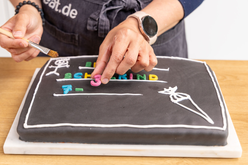 Schultafel-Kuchen mit Schokobuchstaben belegen