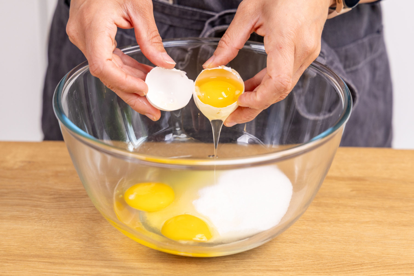 Eier zum Zucker geben