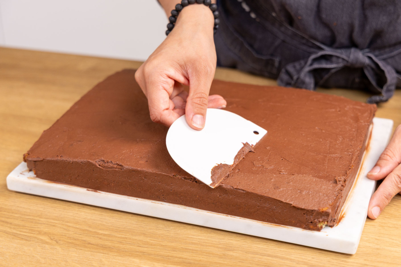 Schultafel-Kuchen einstreichen
