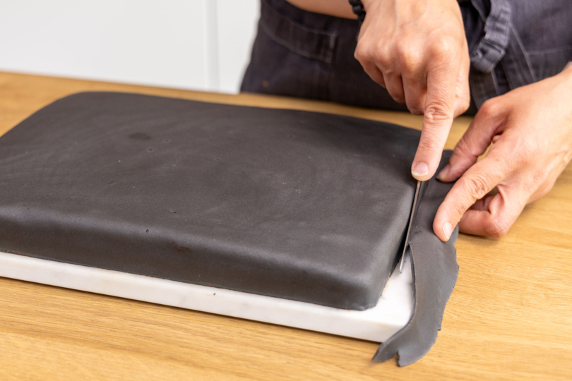 überstehenden Fondant abschneiden