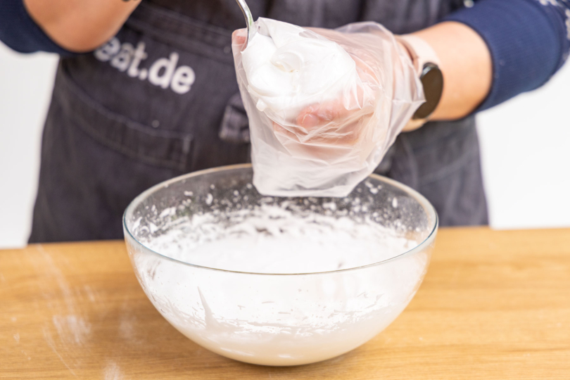 Glasur in den Spritzbeutel füllen