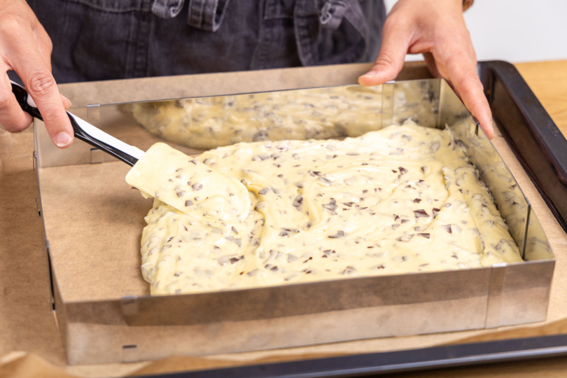 Kuchenteig auf dem Blech verstreichen