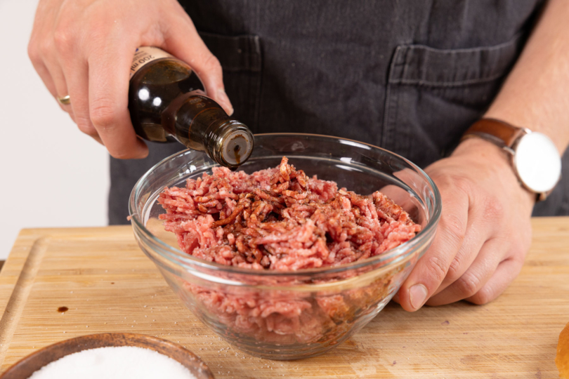 Hackfleisch würzen.